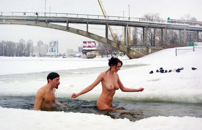Na-Uy đi tắm mùa đông