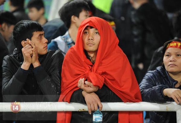 Gương mặt buồn chán của các CĐV khi chứng kiến những bàn thua của ĐT Việt Nam