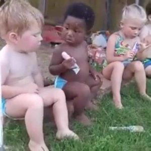 Nhìn thái độ thằng bé da đen kìa!