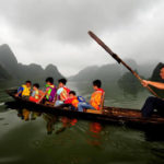 Tấm ảnh quên không post - Người thầy chở đò đưa học trò qua sông